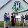 thierry-stoebner-et-la-famille-de-robert-blatz-presentent-la-plaque-dediee-a-l-ancien-maire-de-horbourg-wihr-photo-carole-ernst-schonberg-1722877003